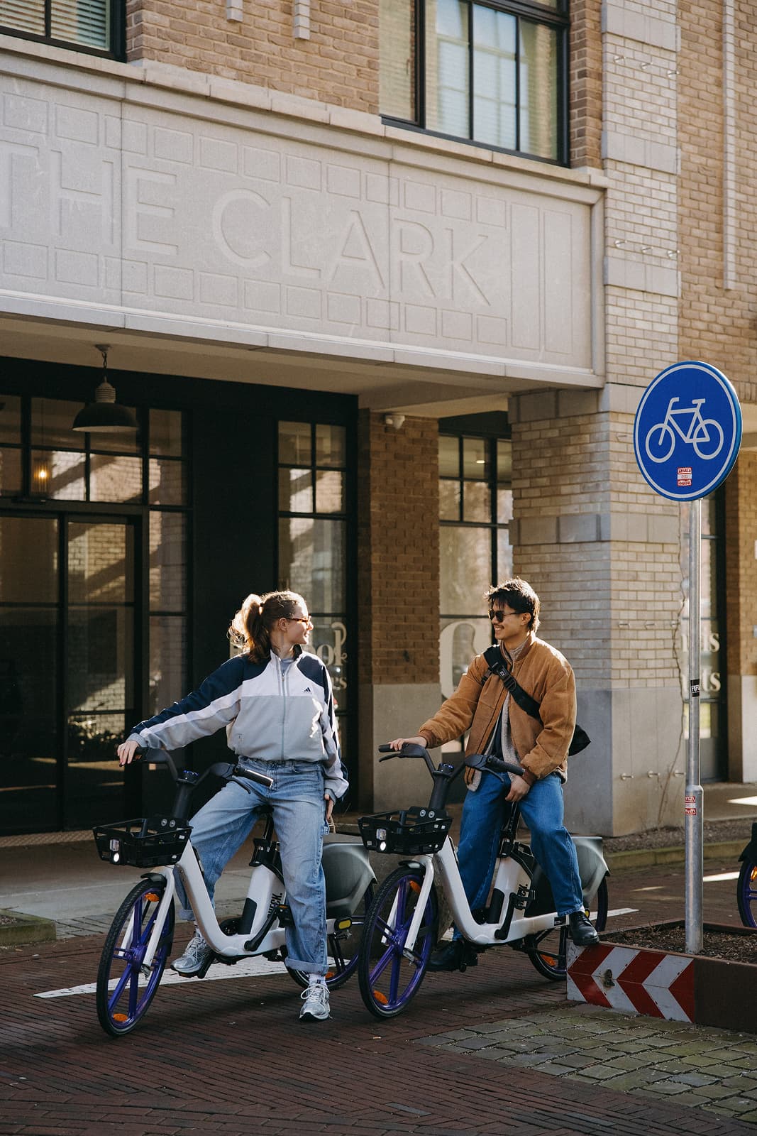 Een Check. scooter in actie.